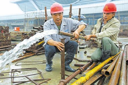 九游体育施工应急抢修_电力春节冒雪抢修施工换变压器_四惠桥抢修施工