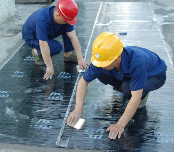 卫生间用九游体育自粘防水卷材_自粘卷材防水工艺_自粘卷材防水施工图解