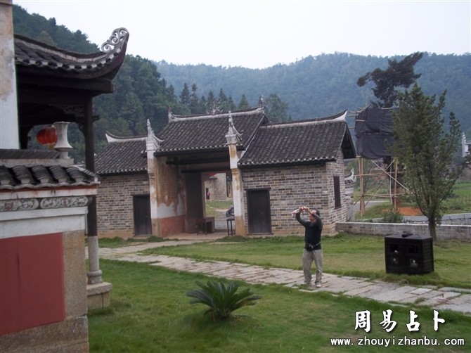 大门风水和大门风水禁忌_农村外大门上贴金字风水_家居风水大门远方有山好吗